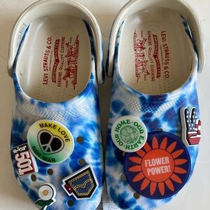 Crocs x Levi’s make love not war 60’s tie dye Mens Kids 4 womens 6 NWT